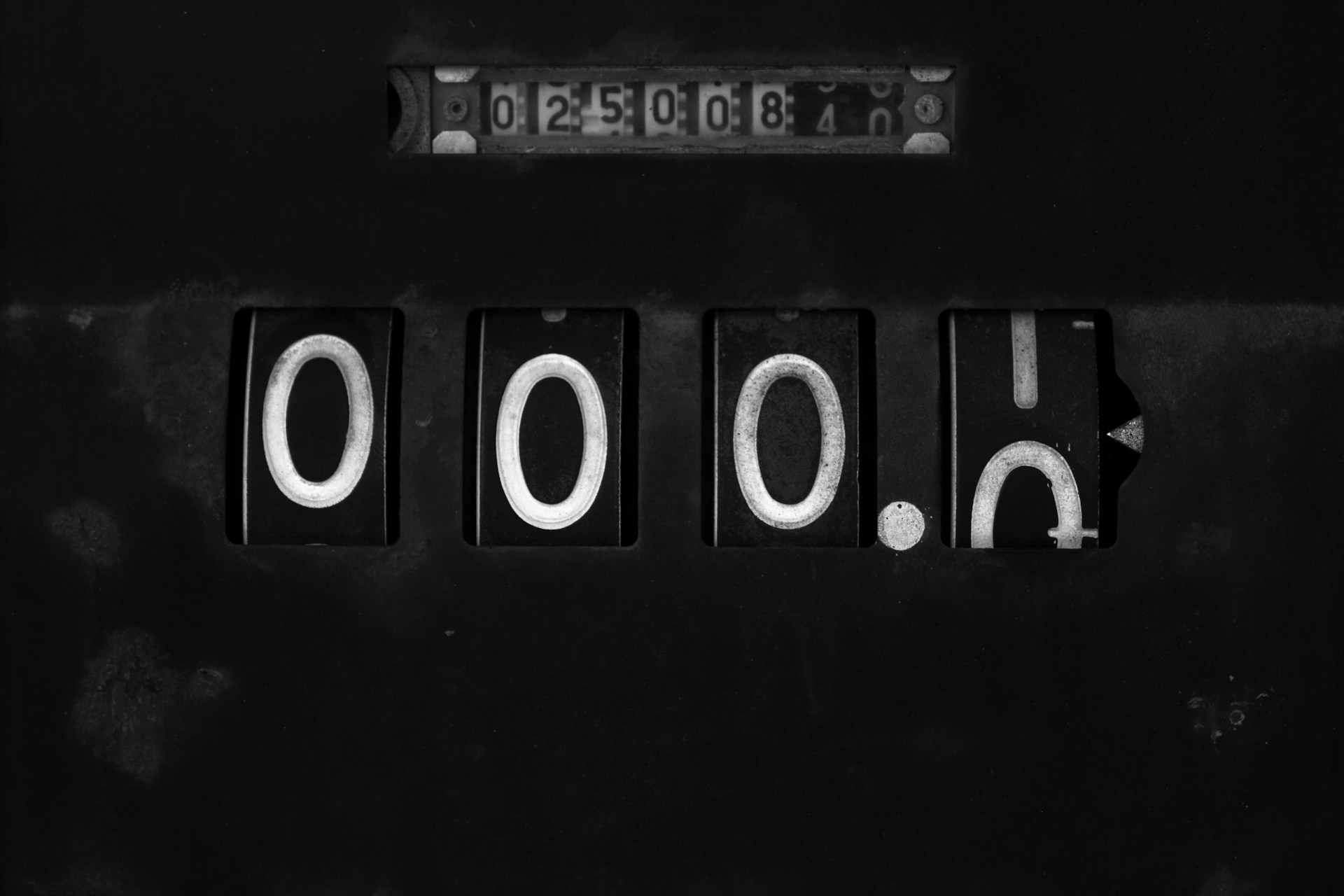 A readout from an analog counter that is all zeroes.  Photo by Scott Rodgerson on Unsplash.